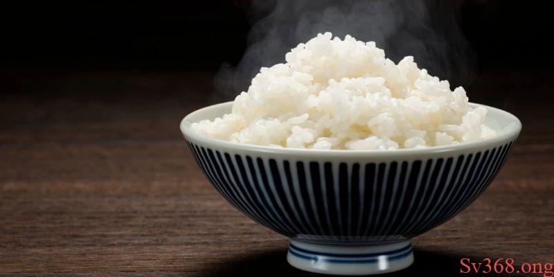 Mộng thấy bản thân ăn cơm trong nhà người khác