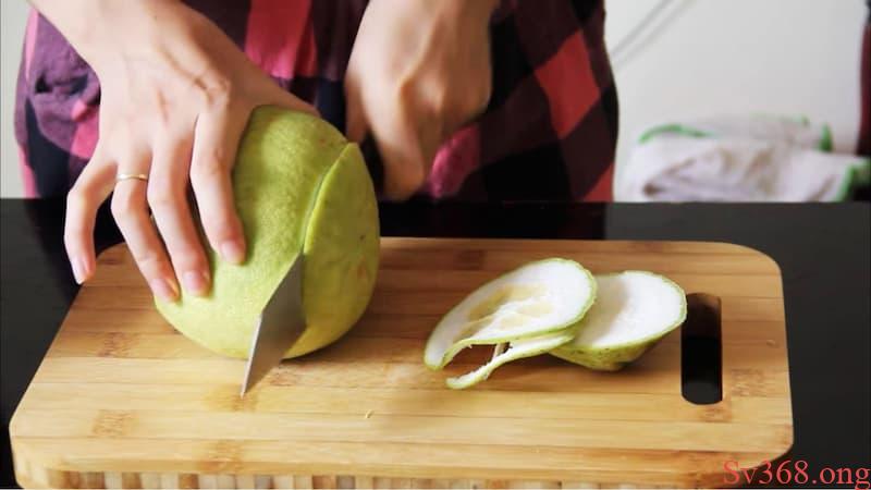 Mơ thấy đứa bạn thân gọt bưởi cho ăn